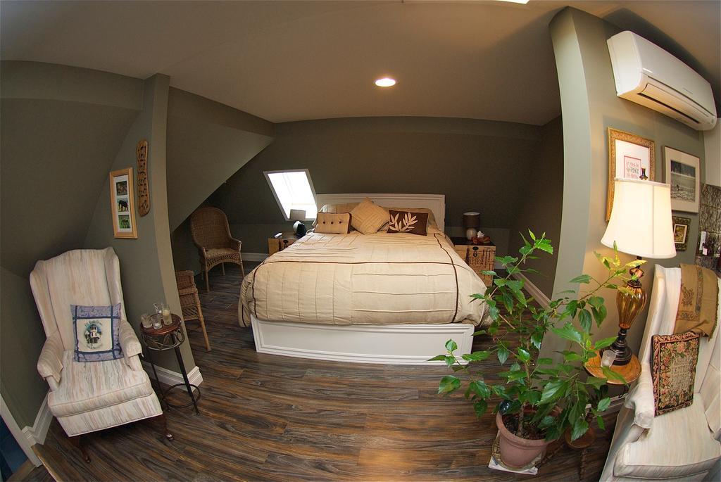 Bondy House Bed & Breakfast Amherstburg Bagian luar foto