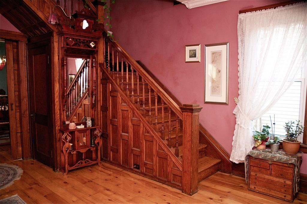 Bondy House Bed & Breakfast Amherstburg Bagian luar foto