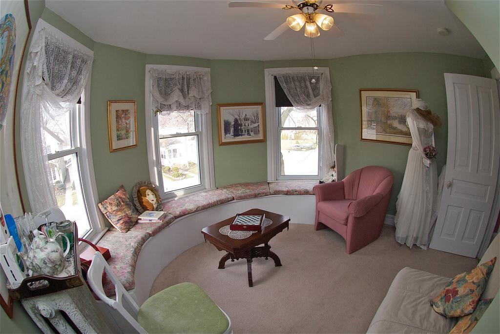 Bondy House Bed & Breakfast Amherstburg Bagian luar foto