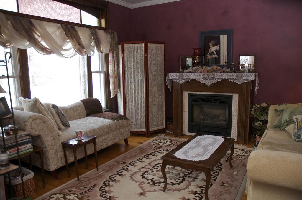 Bondy House Bed & Breakfast Amherstburg Bagian luar foto