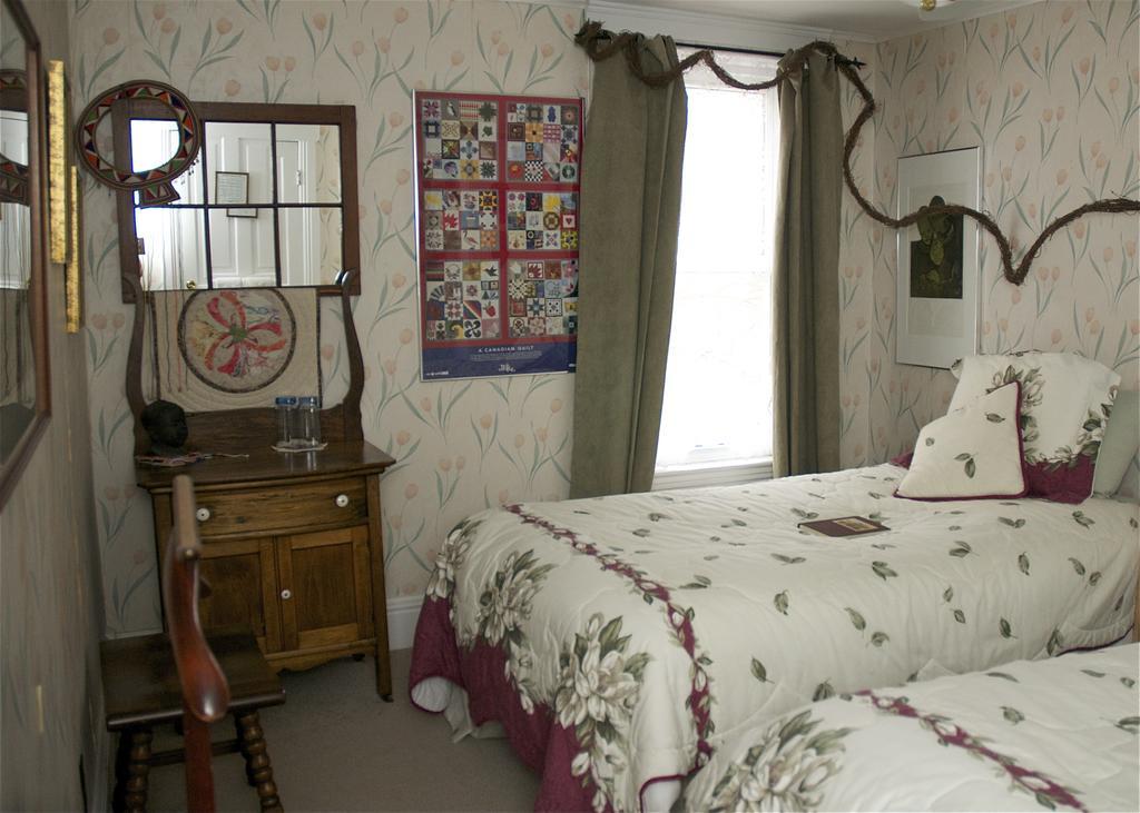 Bondy House Bed & Breakfast Amherstburg Bagian luar foto