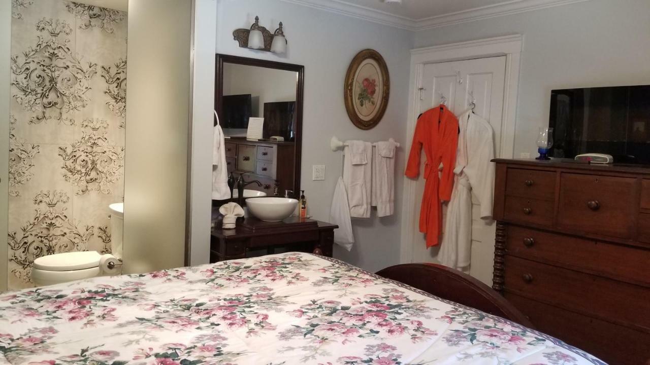 Bondy House Bed & Breakfast Amherstburg Bagian luar foto