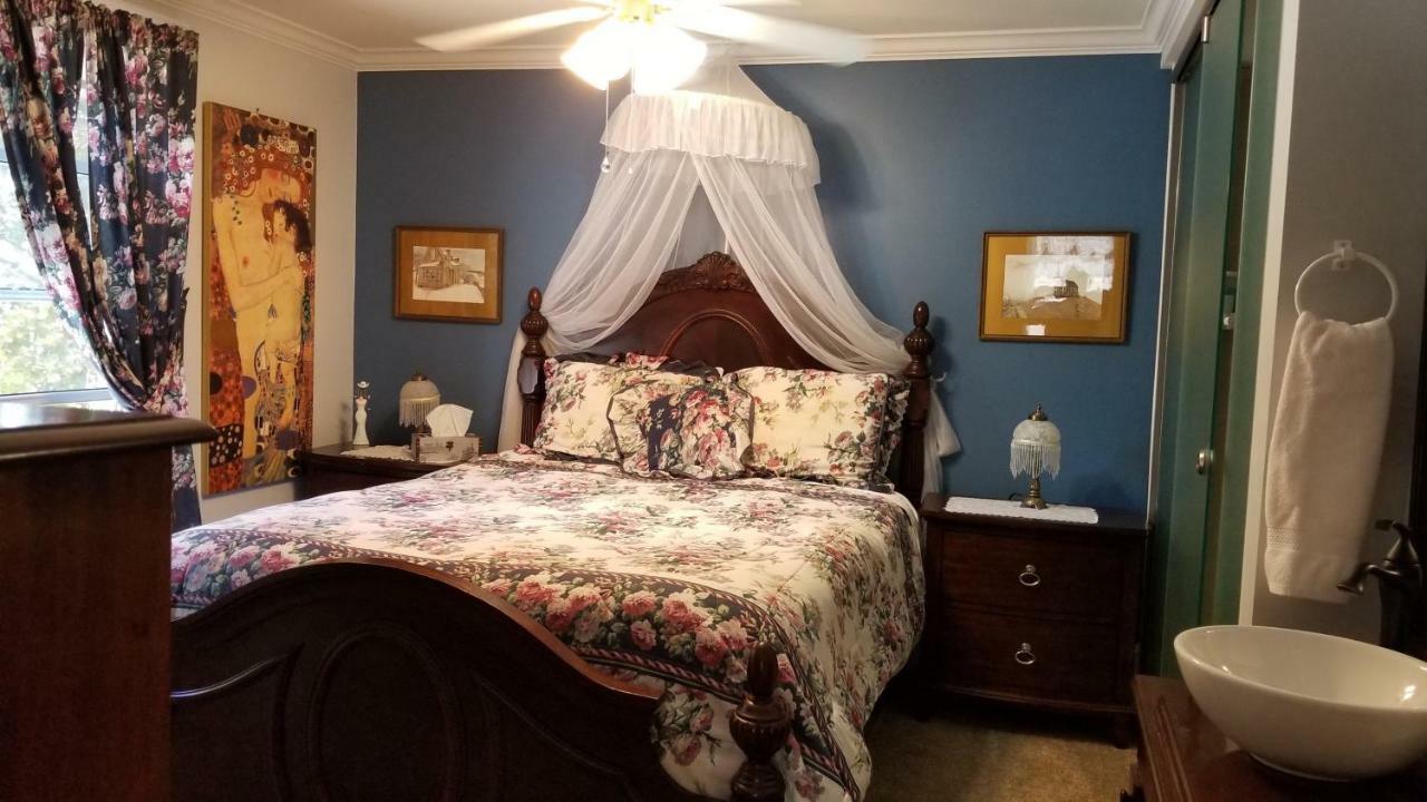 Bondy House Bed & Breakfast Amherstburg Bagian luar foto